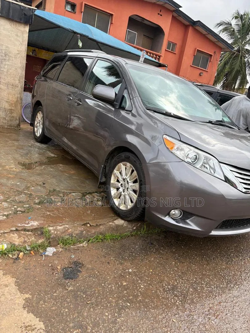Toyota Sienna LE 7-Passenger 4dr Minivan AWD (3.5L 6cyl 6A) 2015 Gray