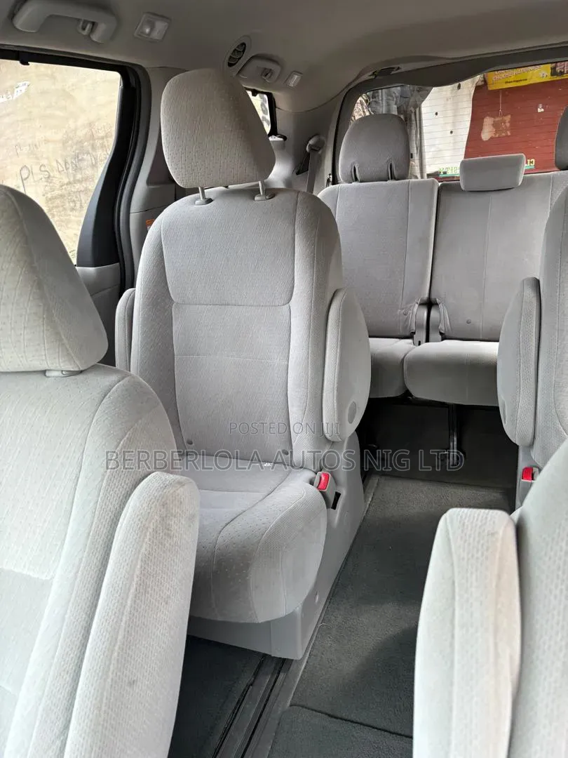 Toyota Sienna LE 7-Passenger 4dr Minivan AWD (3.5L 6cyl 6A) 2015 Gray