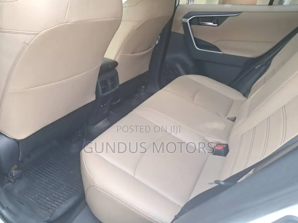 Toyota RAV4 XLE Premium AWD 2019 White