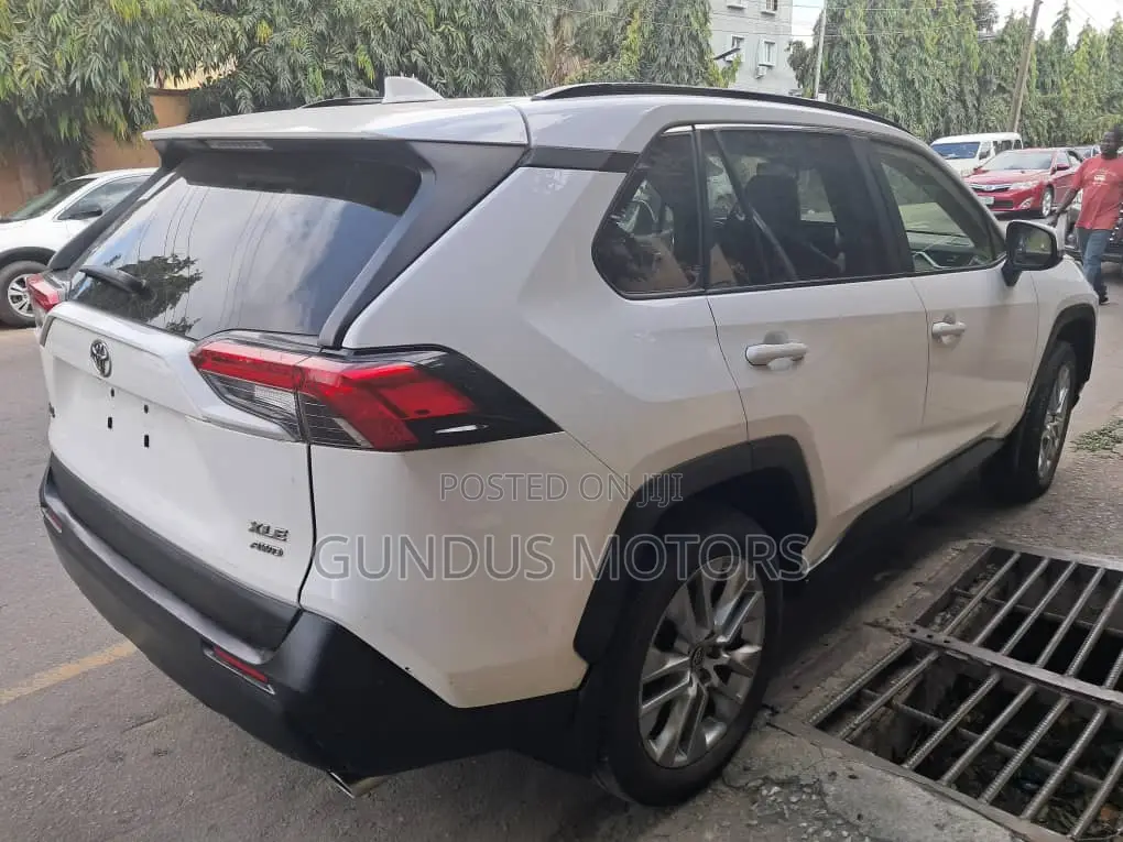 Toyota RAV4 XLE Premium AWD 2019 White