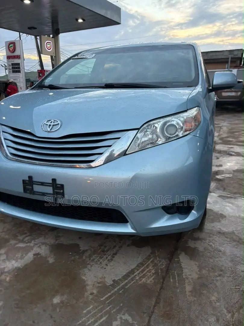 Toyota Sienna LE 7-Passenger Mobility 4dr Minivan (3.5L 6cyl 6A) 2015
