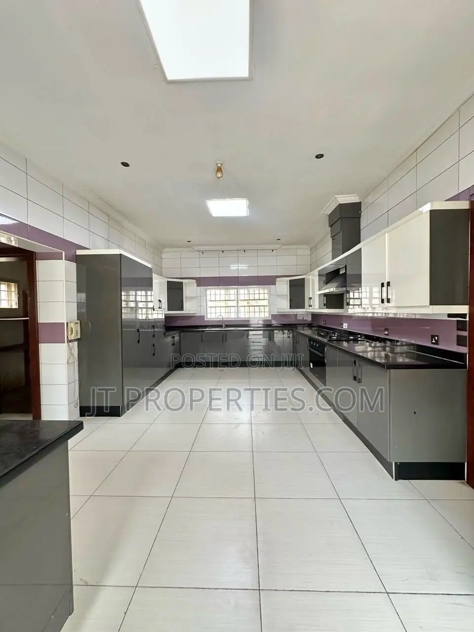 5bdrm Mansion in Apo District for sale