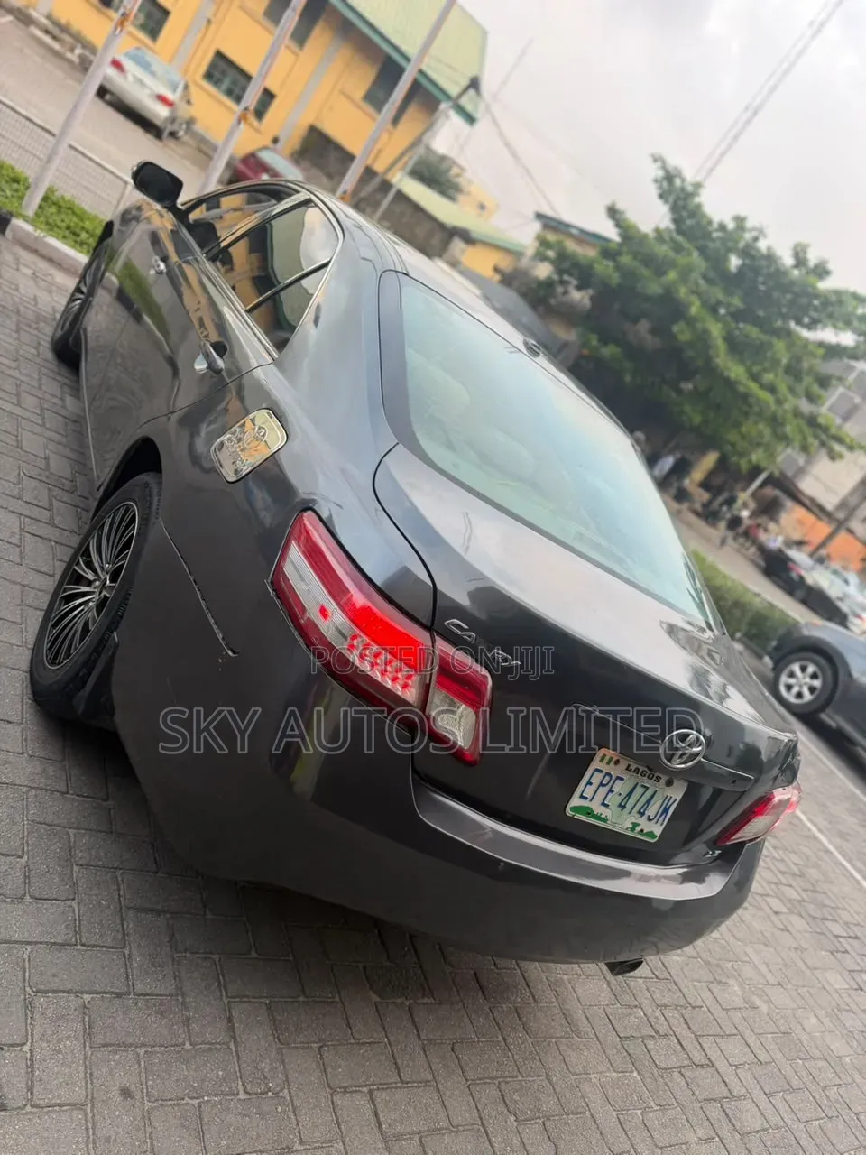 Toyota Camry LE 4dr Sedan (2.5L 4cyl 6AM) 2010 Gray