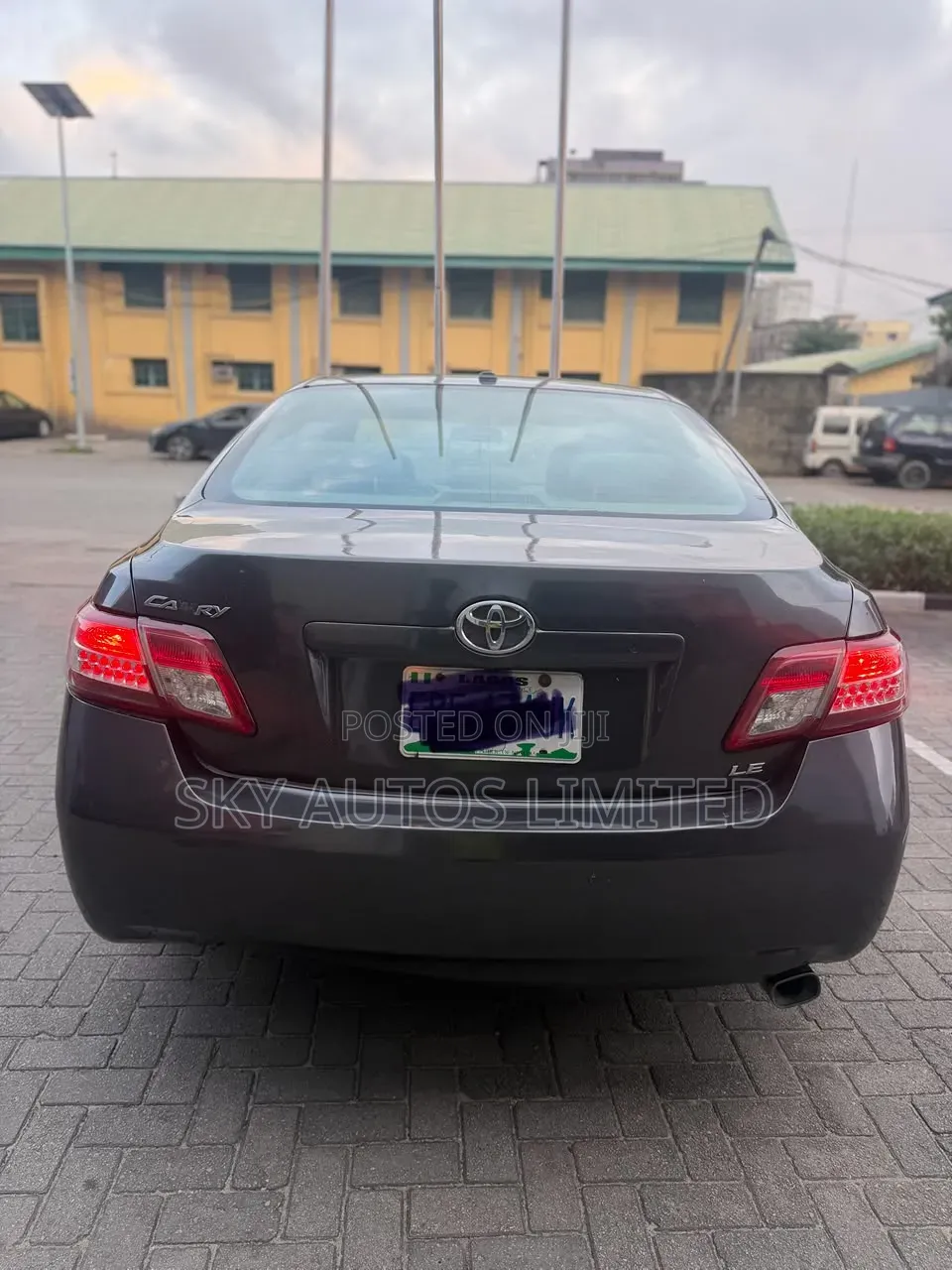 Toyota Camry LE 4dr Sedan (2.5L 4cyl 6AM) 2010 Gray