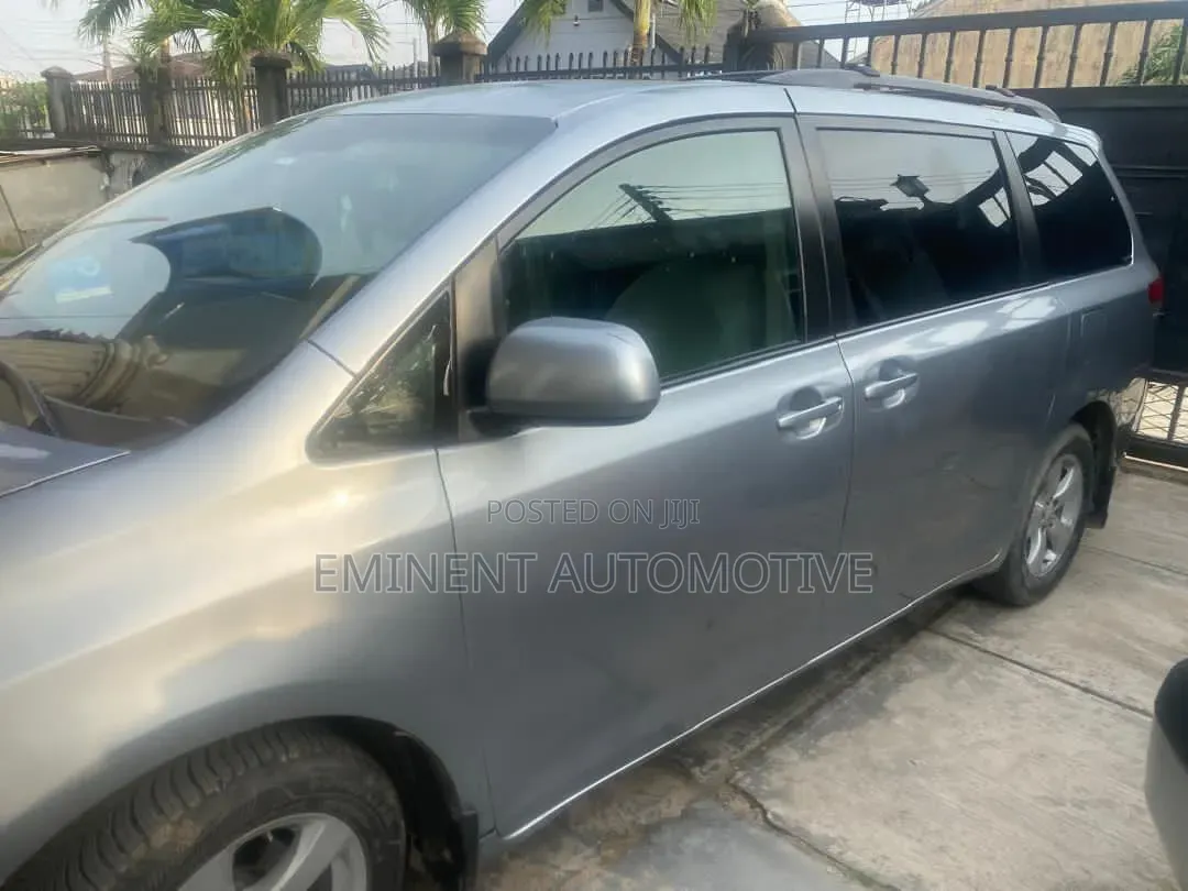 Toyota Sienna 2011 Gray
