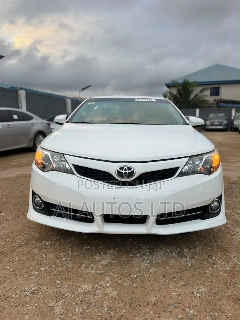 Toyota Camry XLE 4dr Sedan (3.5L 6cyl 6A) 2014 White