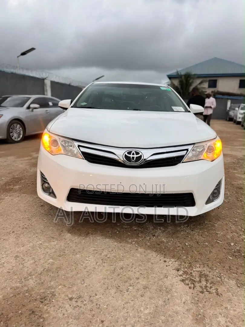 Toyota Camry XLE 4dr Sedan (3.5L 6cyl 6A) 2014 White