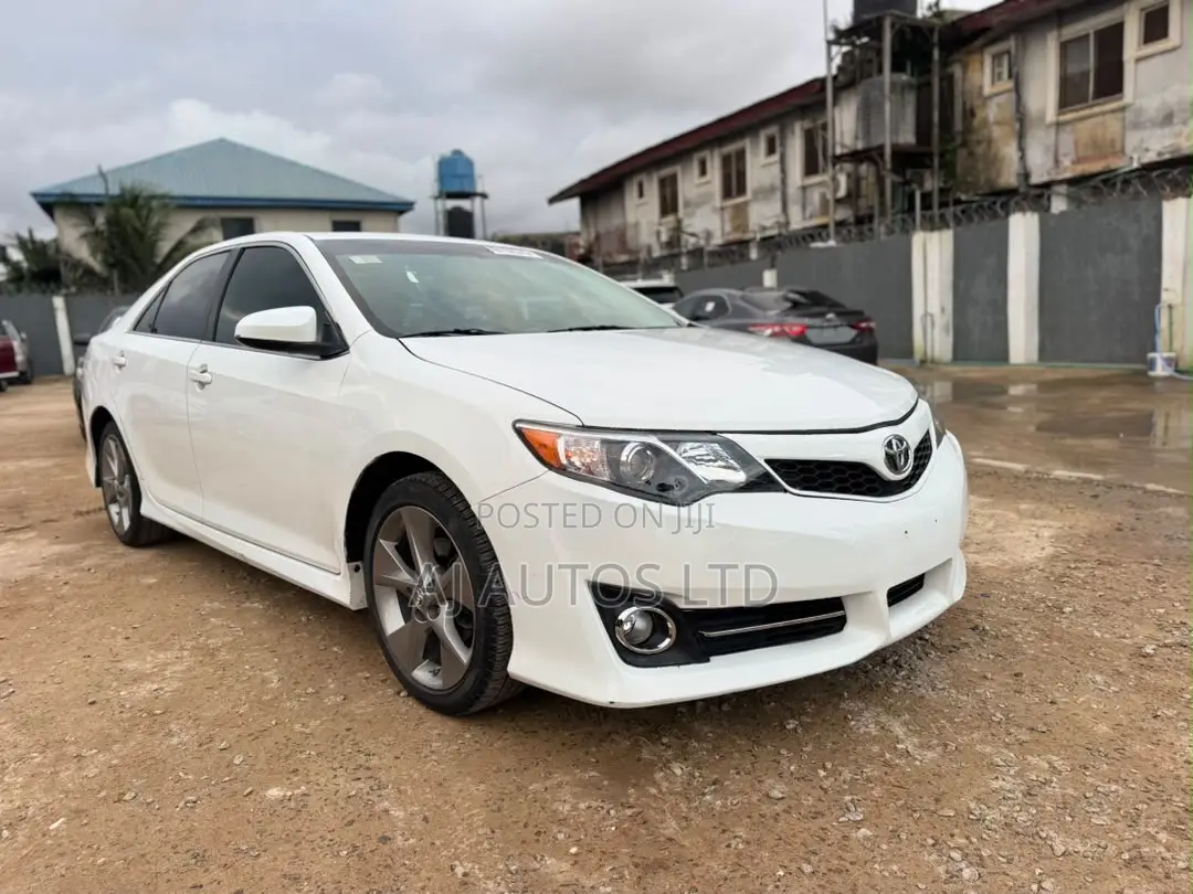 Toyota Camry XLE 4dr Sedan (3.5L 6cyl 6A) 2014 White