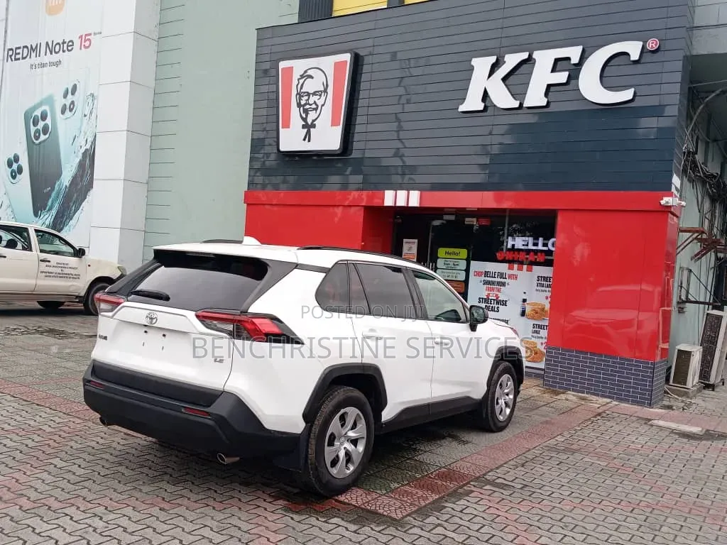 Toyota RAV4 LE AWD 2020 White