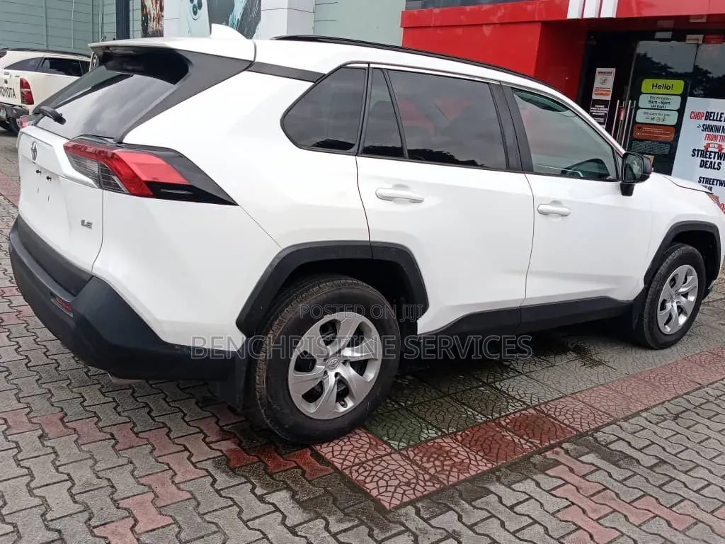 Toyota RAV4 LE AWD 2020 White
