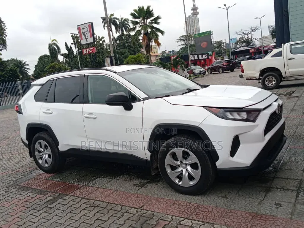 Toyota RAV4 LE AWD 2020 White