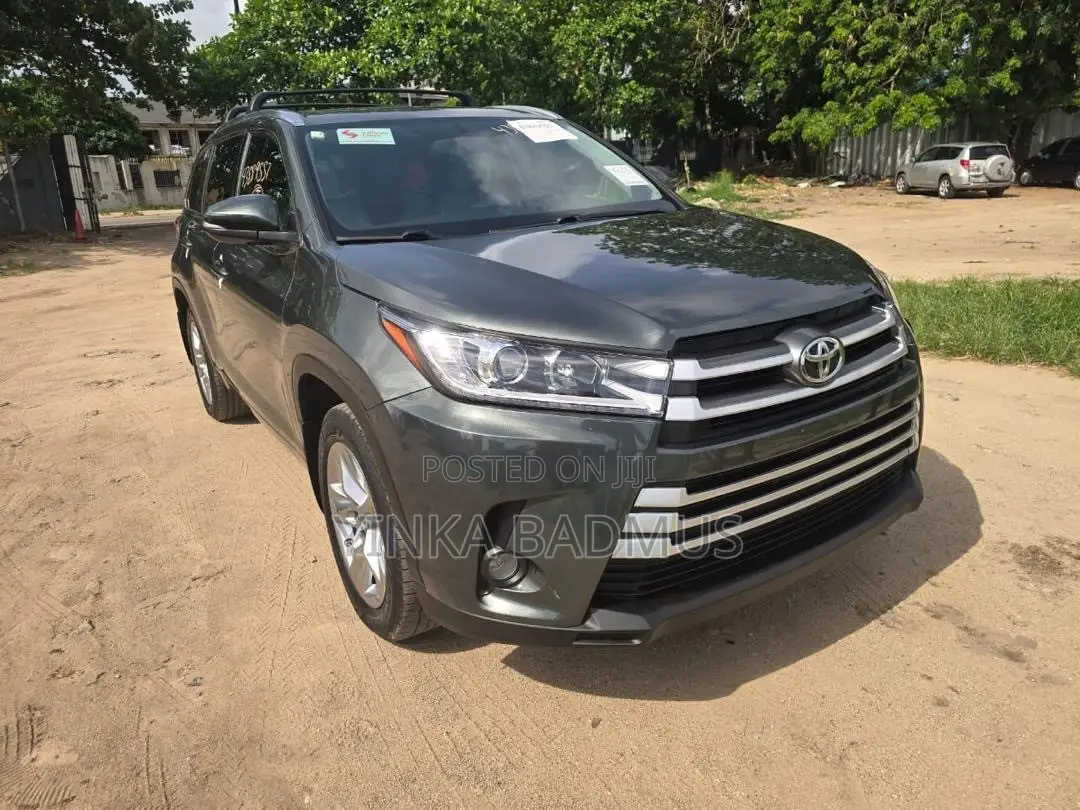 Toyota Highlander LE 4x4 V6 (3.5L 6cyl 8A) 2017 Gray