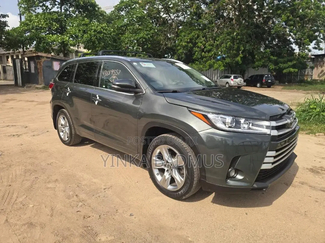 Toyota Highlander LE 4x4 V6 (3.5L 6cyl 8A) 2017 Gray