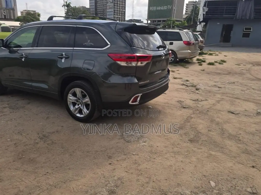 Toyota Highlander LE 4x4 V6 (3.5L 6cyl 8A) 2017 Gray