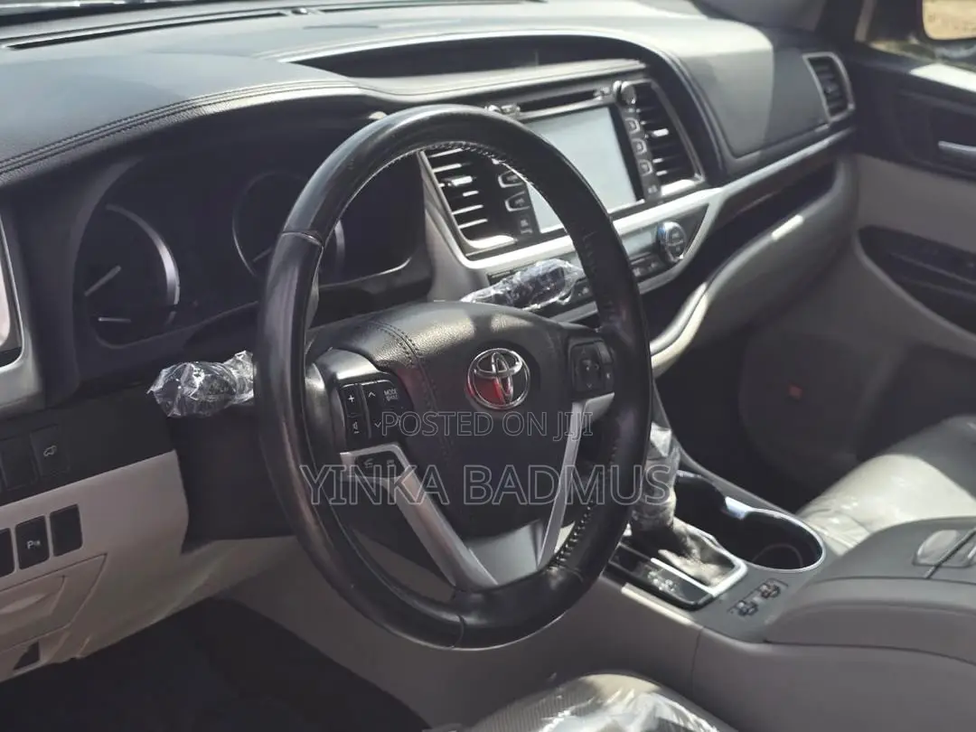 Toyota Highlander LE 4x4 V6 (3.5L 6cyl 8A) 2017 Gray