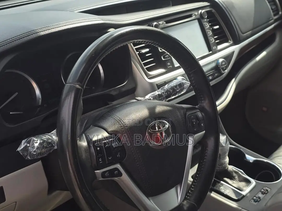 Toyota Highlander LE 4x4 V6 (3.5L 6cyl 8A) 2017 Gray