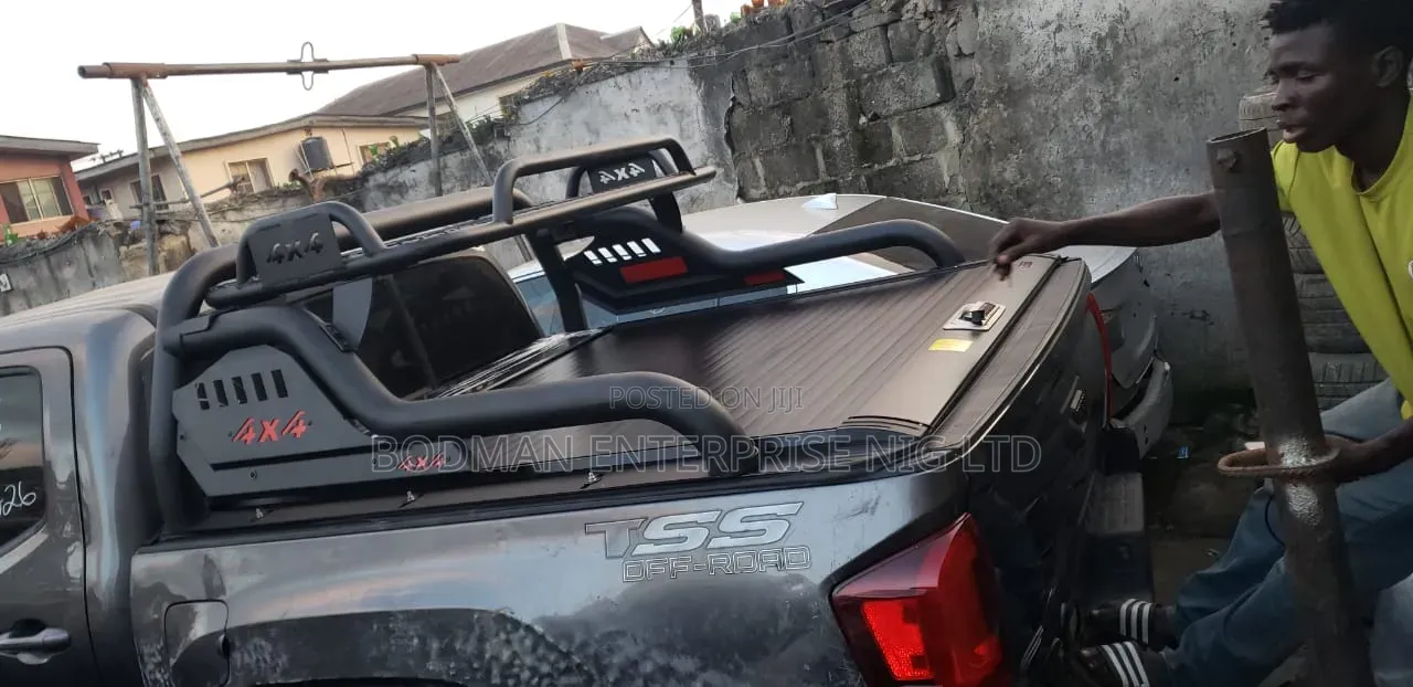 Manual Rolling Boot Cover With Off-Road Bar for Toyota Tacoma at ×÷=