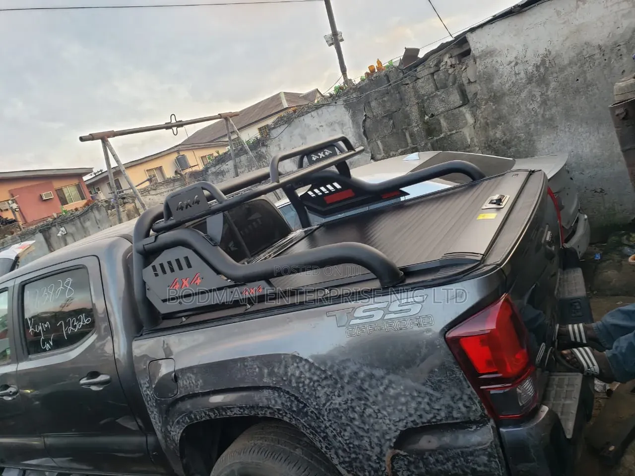 Manual Rolling Boot Cover With Off-Road Bar for Toyota Tacoma at ×÷=