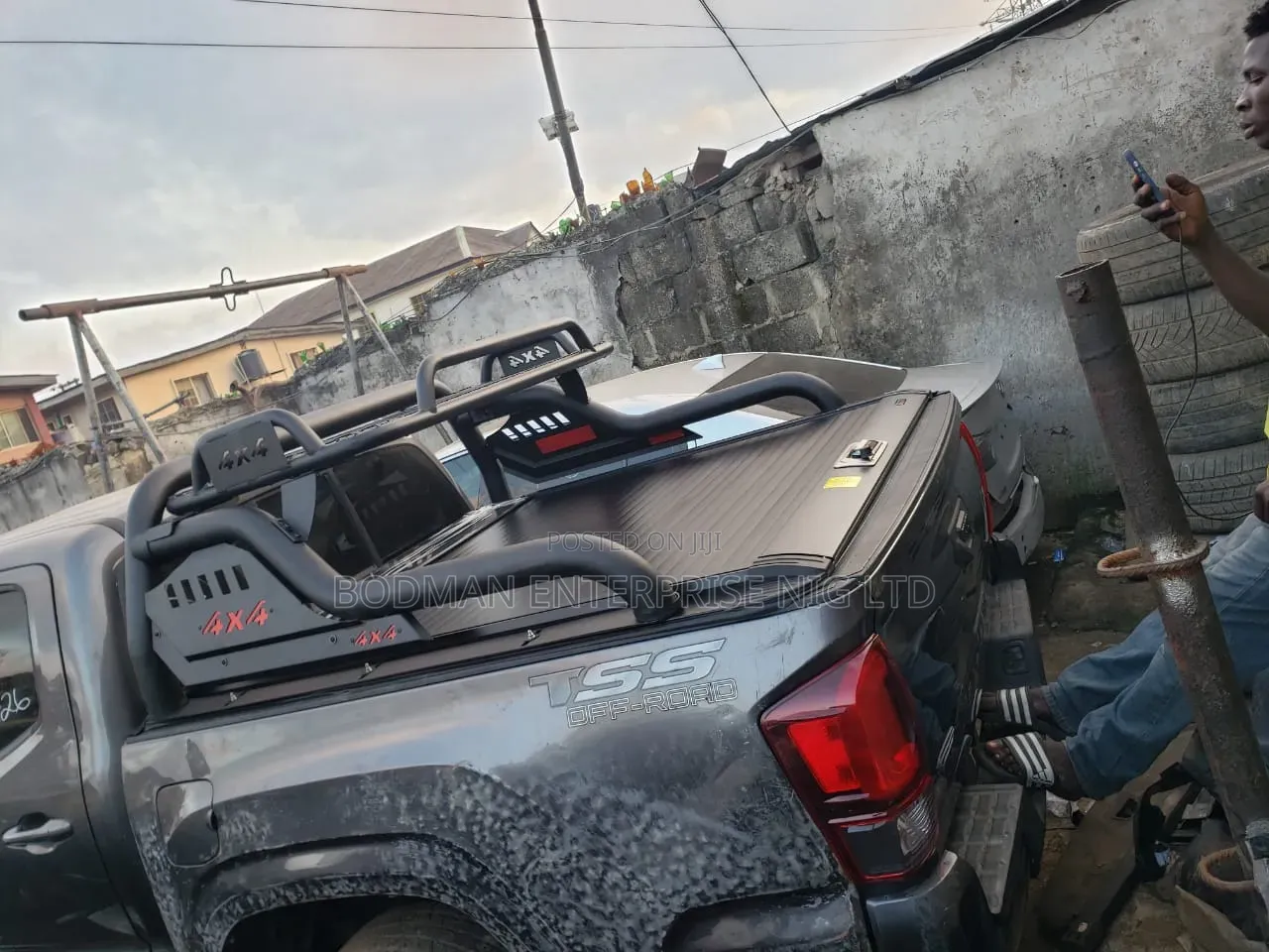 Manual Rolling Boot Cover With Off-Road Bar for Toyota Tacoma at ×÷=