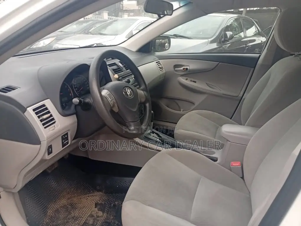 Toyota Corolla LE 4dr Sedan (1.8L 4cyl 4A) 2012 White