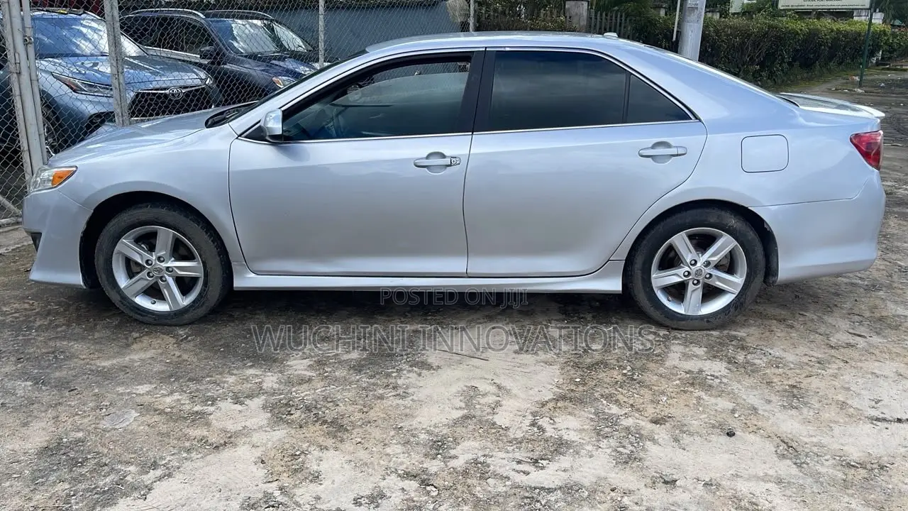 Toyota Camry SE 4dr Sedan (2.5L 4cyl 6A) 2013 Silver