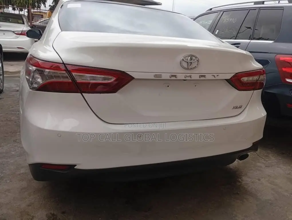 Toyota Camry XLE FWD (2.5L 4cyl 8AM) 2018 White