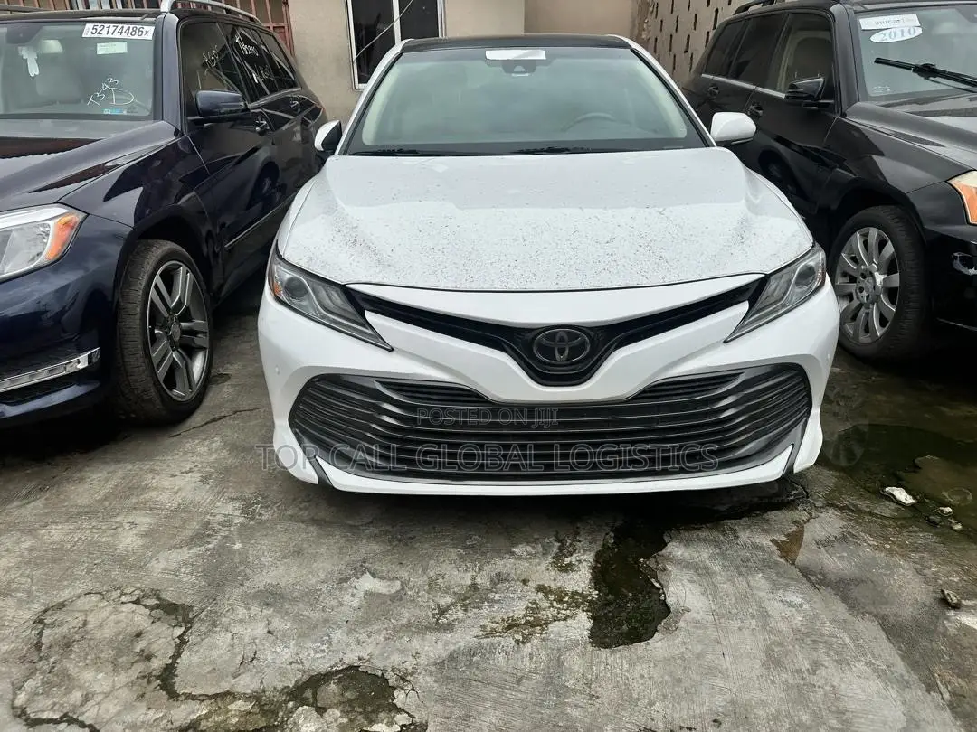 Toyota Camry XLE FWD (2.5L 4cyl 8AM) 2018 White