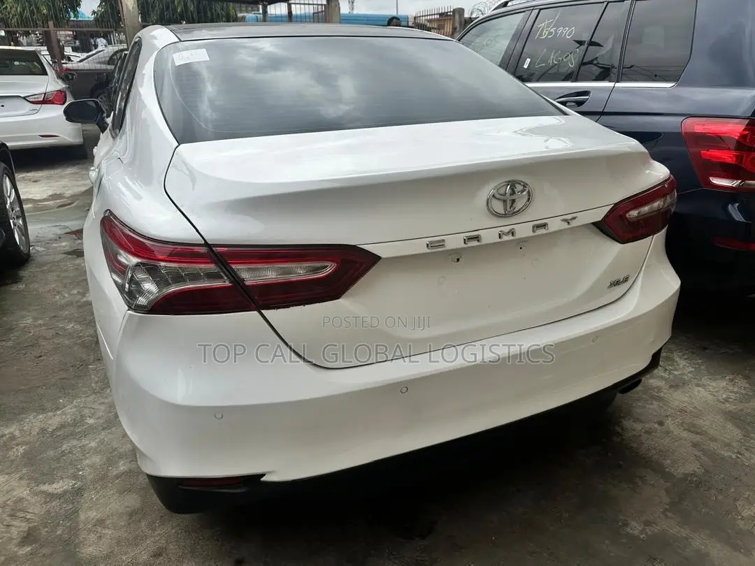 Toyota Camry XLE FWD (2.5L 4cyl 8AM) 2018 White