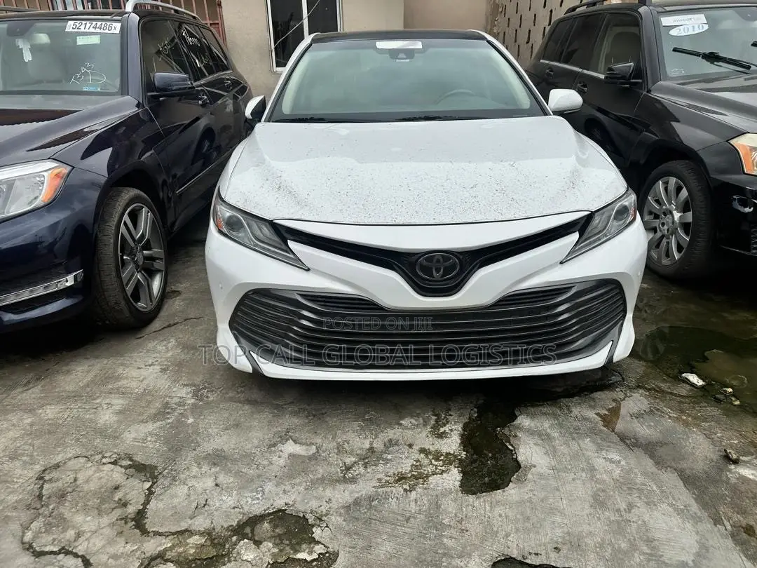 Toyota Camry XLE FWD (2.5L 4cyl 8AM) 2018 White