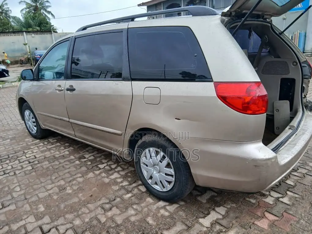Toyota Sienna 2007 Gold