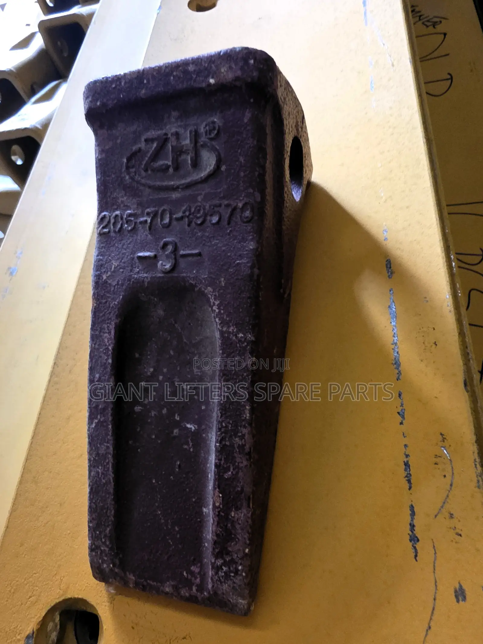 Komatsu PC200 Bucket Tooth 205-70-19570