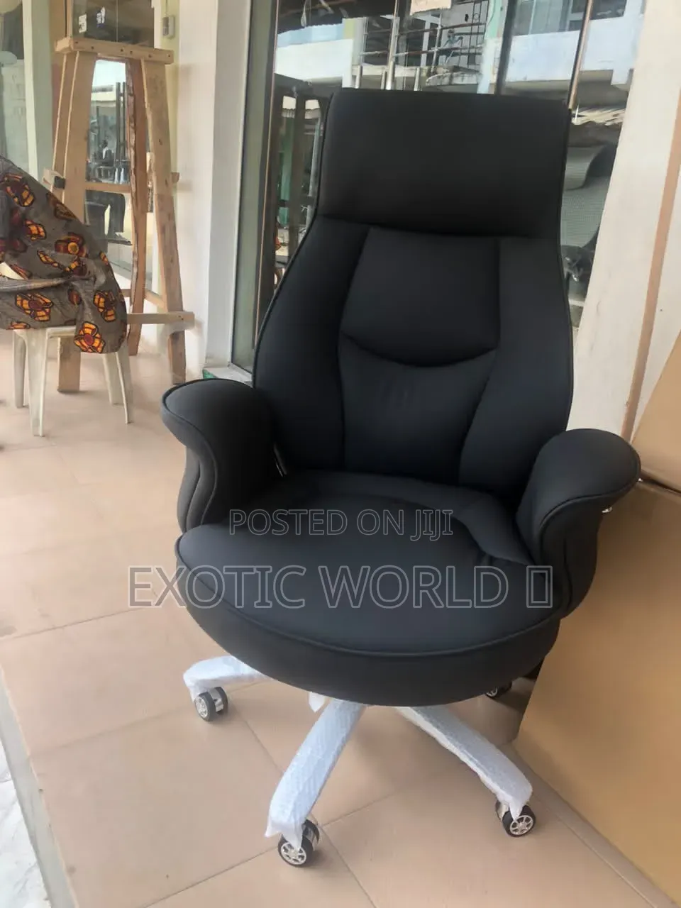 Executive Office Chair With Plush Rounded Seat (Black Leather