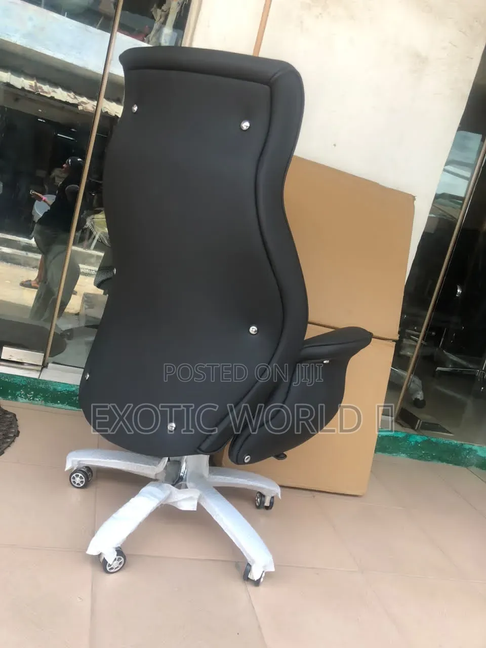 Executive Office Chair With Plush Rounded Seat (Black Leather