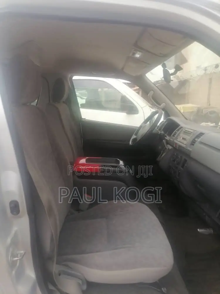 Toyota HiAce 2018 Silver