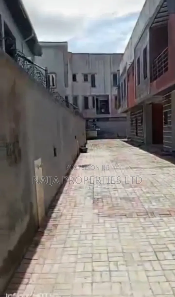 3bdrm Townhouse / Terrace in Monastery Rd, Sangotedo for rent