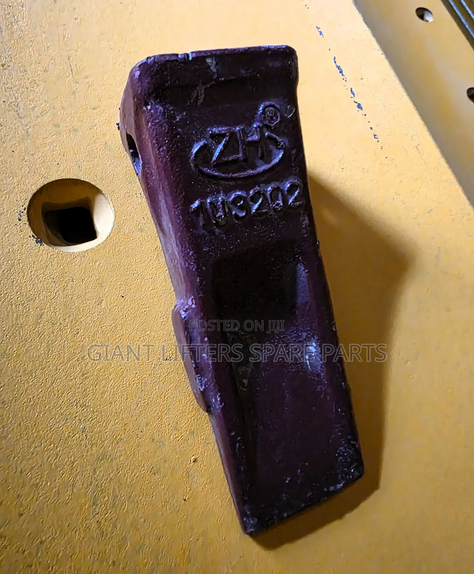 1U3202 J200 Long Bucket Tooth / Tip