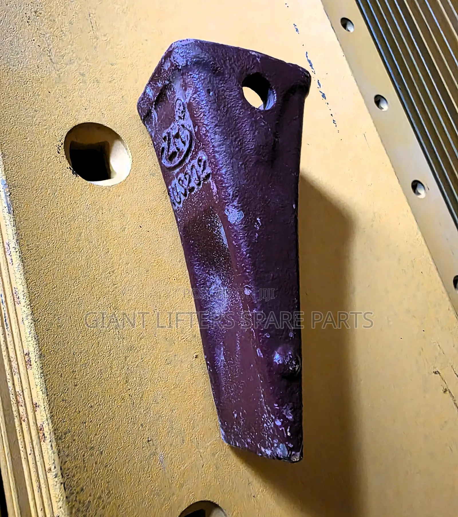 1U3202 J200 Long Bucket Tooth / Tip