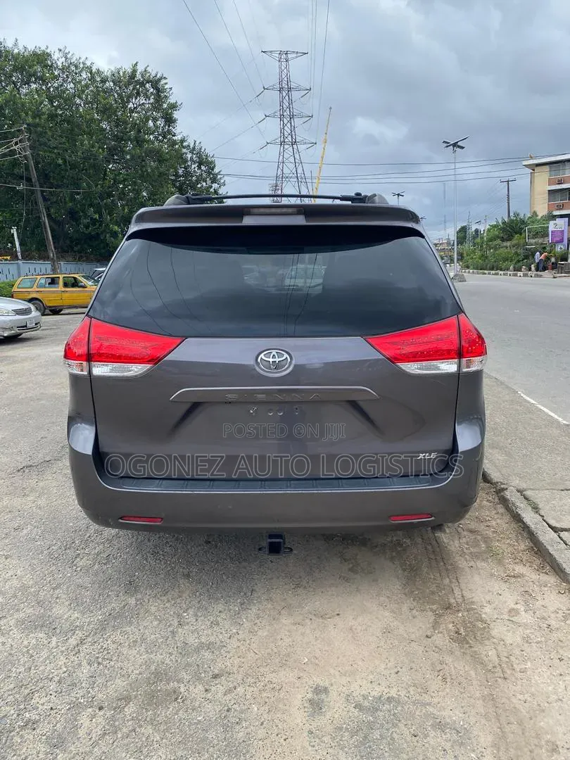 Toyota Sienna XLE AWD 7-Passenger 2013 Gray