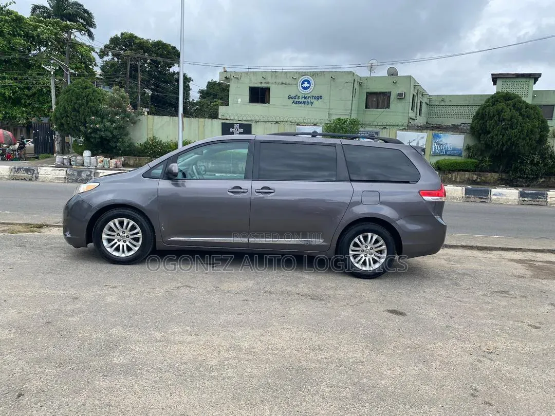 Toyota Sienna XLE AWD 7-Passenger 2013 Gray