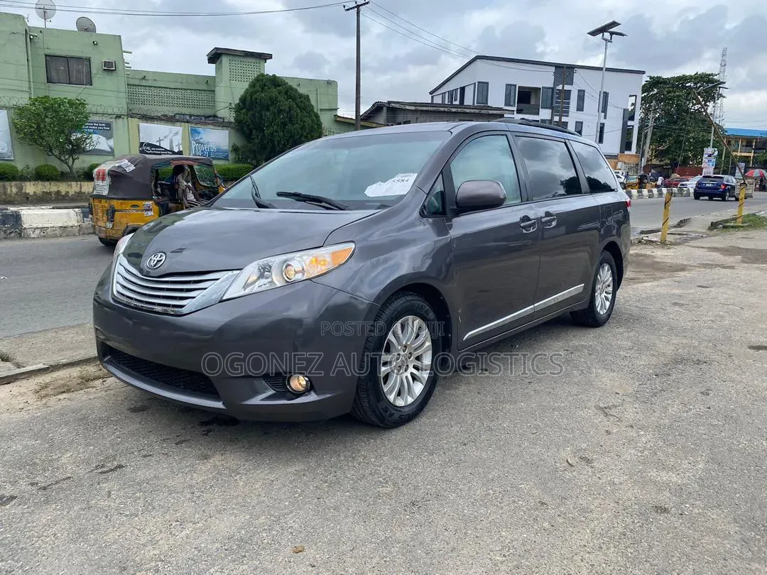 Toyota Sienna XLE AWD 7-Passenger 2013 Gray