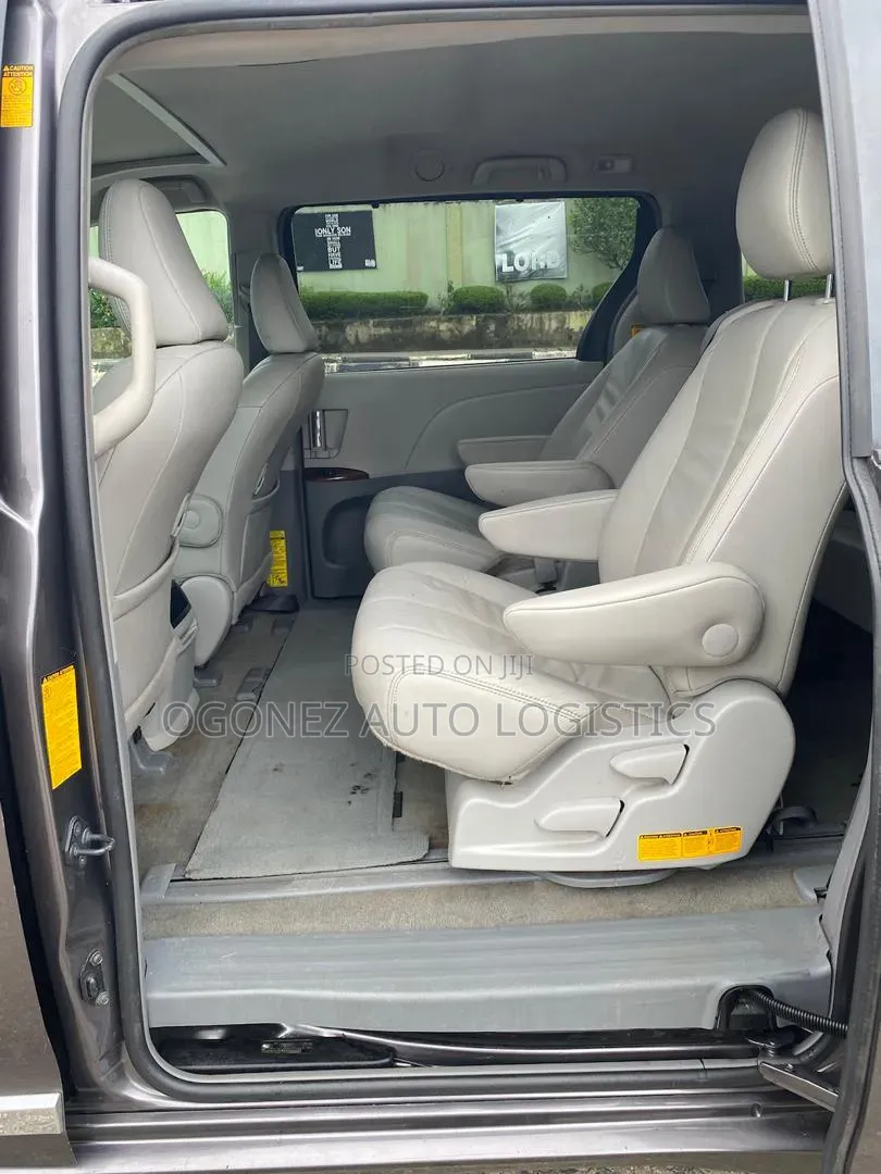 Toyota Sienna XLE AWD 7-Passenger 2013 Gray
