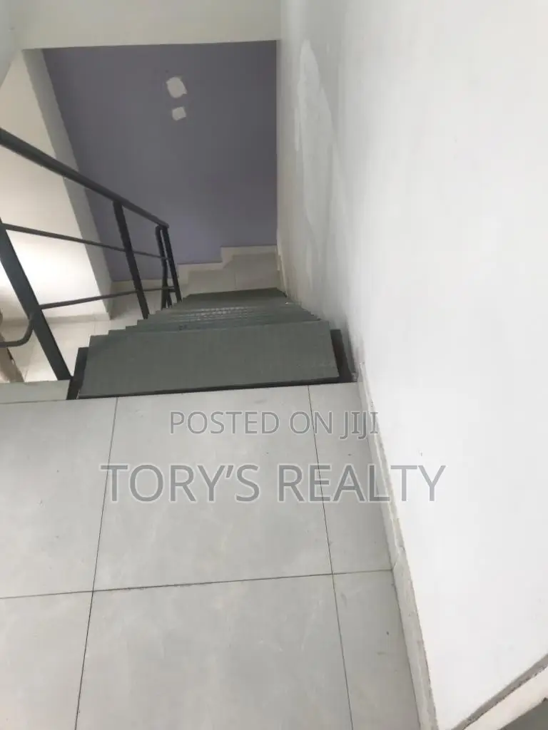 3bdrm Townhouse / Terrace in Agungi for rent