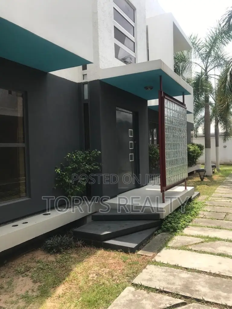 3bdrm Townhouse / Terrace in Agungi for rent