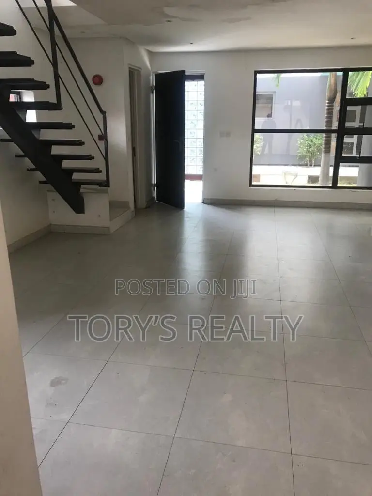 3bdrm Townhouse / Terrace in Agungi for rent