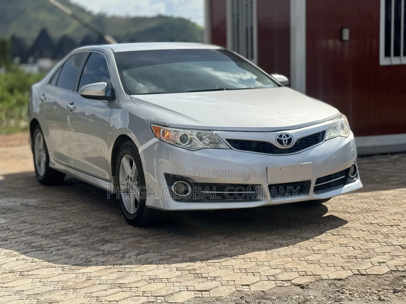 Toyota Camry SE 4dr Sedan (2.5L 4cyl 6A) 2013 Silver