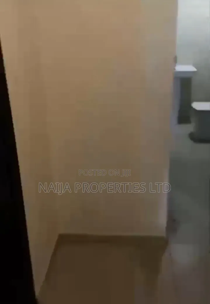 5bdrm Townhouse / Terrace in Osapa London for rent