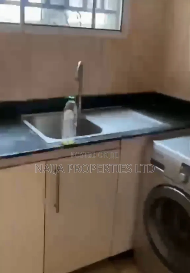 5bdrm Townhouse / Terrace in Osapa London for rent