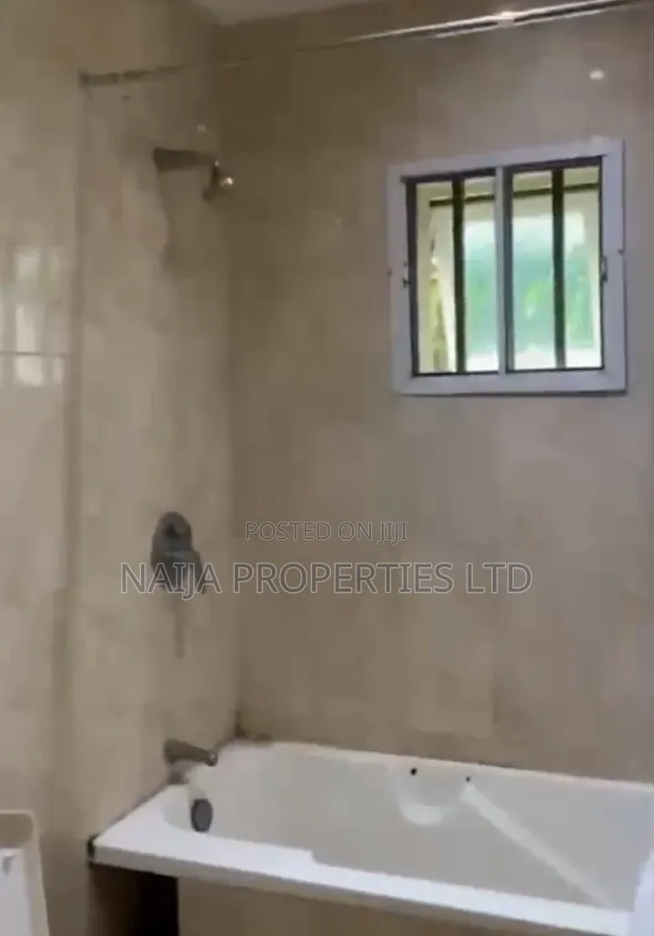 5bdrm Townhouse / Terrace in Osapa London for rent