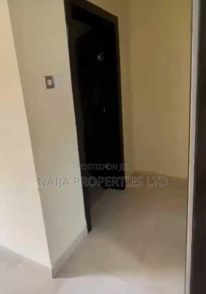 5bdrm Townhouse / Terrace in Osapa London for rent