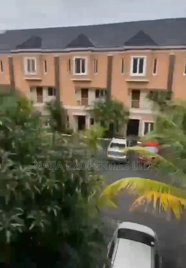 5bdrm Townhouse / Terrace in Osapa London for rent